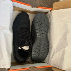 Nike Flex Experience Run 10    Size: US 10.5      Color: Black/Dark Smoke Grey